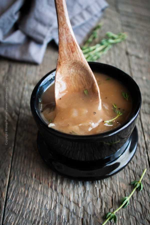 Beer Onion Gravy. You need this with mashed potatoes, sausages, chicken, etc. #beeroniongravy #oniongravy #alegravy #aleoniongravy #beergravy #cookingwithbeer
