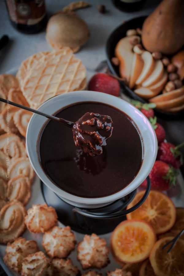 Beer Chocolate Fondue with Hazelnut Brown Ale. Rich and decadent bowl of beer chocolate fondue with assorted accompaniments for dipping. #chocolatefondue #beerfondue #beerchocolatefondue #alefondue 