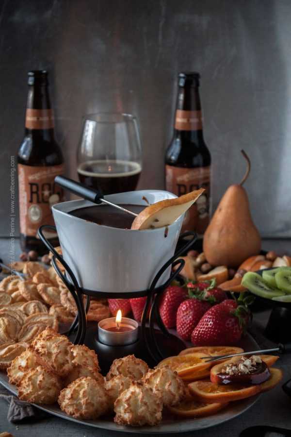 Beer Chocolate Fondue with Hazelnut Brown Ale. Rich and decadent bowl of beer chocolate fondue dipping goodness. #chocolatefondue #beerfondue #beerchocolatefondue #alefondue 