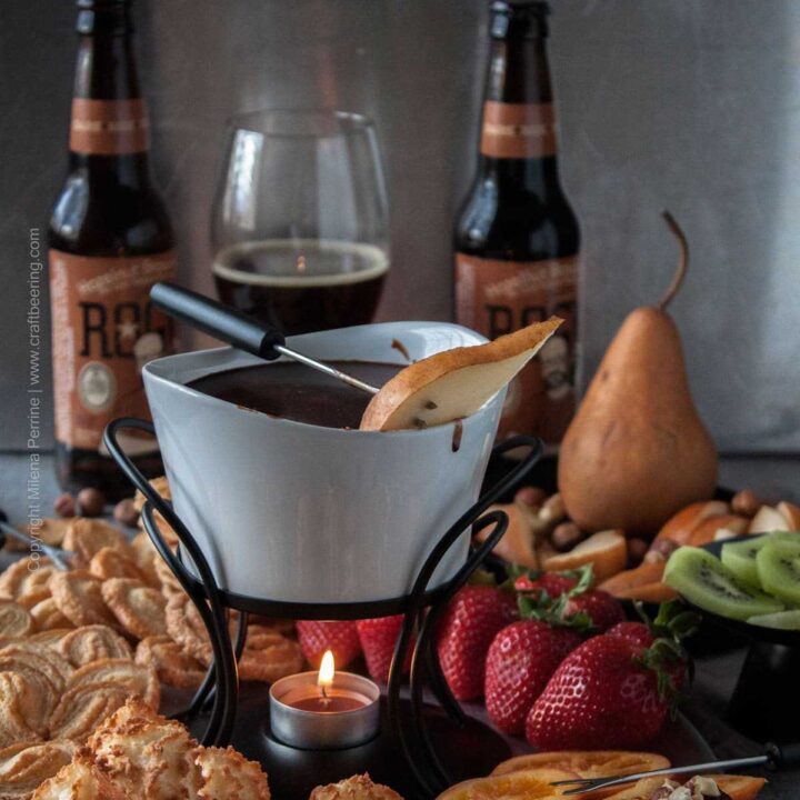 Beer Chocolate Fondue with Hazelnut Brown Ale. Rich and decadent bowl of beer chocolate fondue dipping goodness. #chocolatefondue #beerfondue #beerchocolatefondue #alefondue