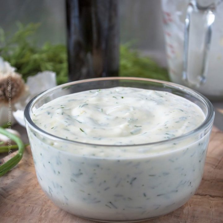 Easy yogurt dip with extra virgin olive oil, garlic and dill. Delicious and loaded with probiotics and prebiotics and so good for your health. #yogurtdip #easyyogurtdip #healthydip #probioticdip #garlicdip