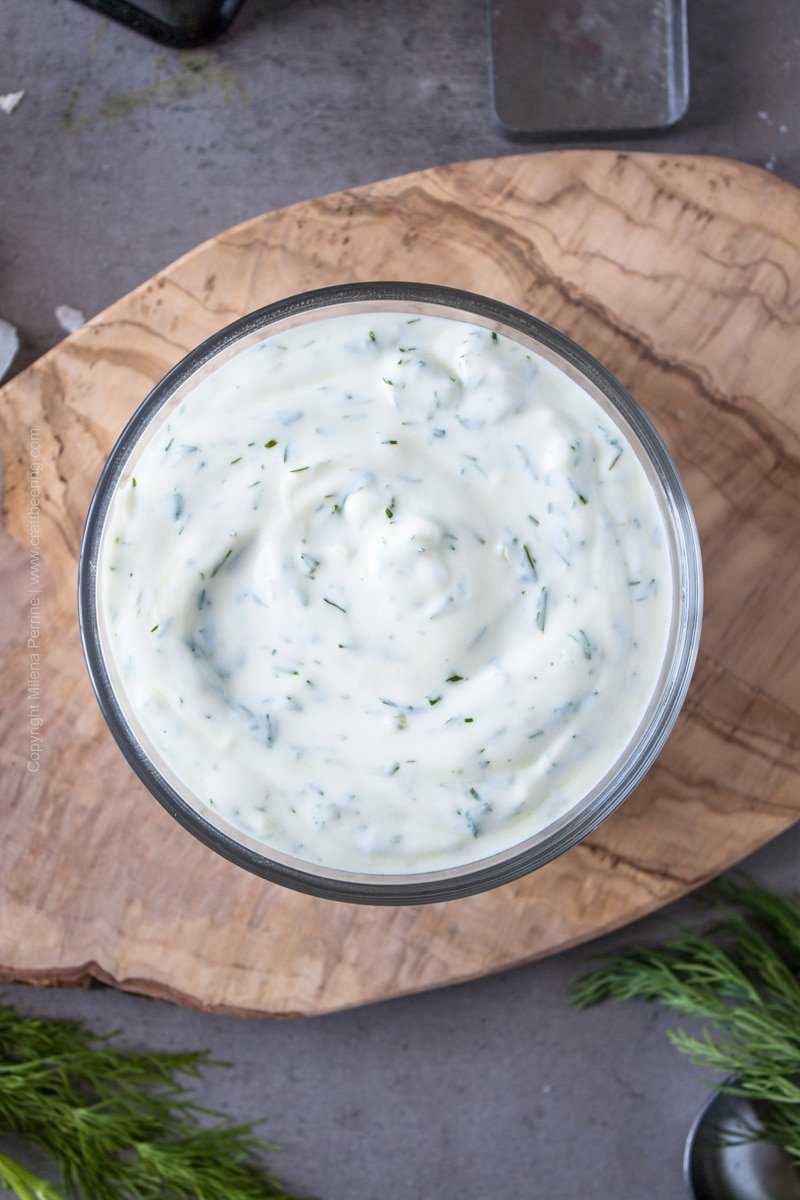 Easy yogurt dip with extra virgin olive oil, garlic and dill. Delicious and loaded with probiotics and prebiotics and so good for your health. #yogurtdip #easyyogurtdip #healthydip #probioticdip #probiotic #probioticfood #garlicdip