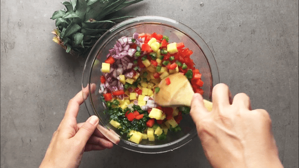 Mix all the ingredients of the pineapple salsa.