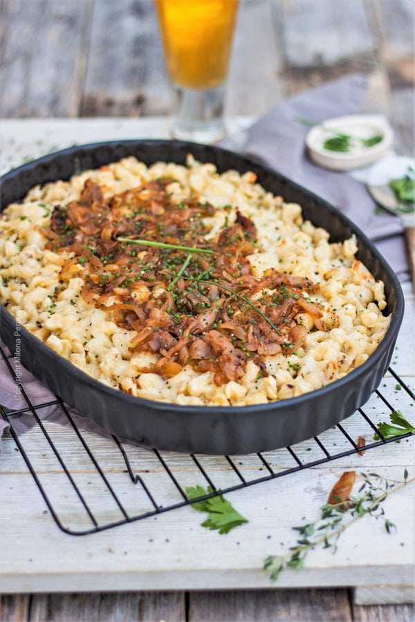 Kasespatzle in eenpansgerecht. Duitse eiernoedels met Zwitserse kaas.