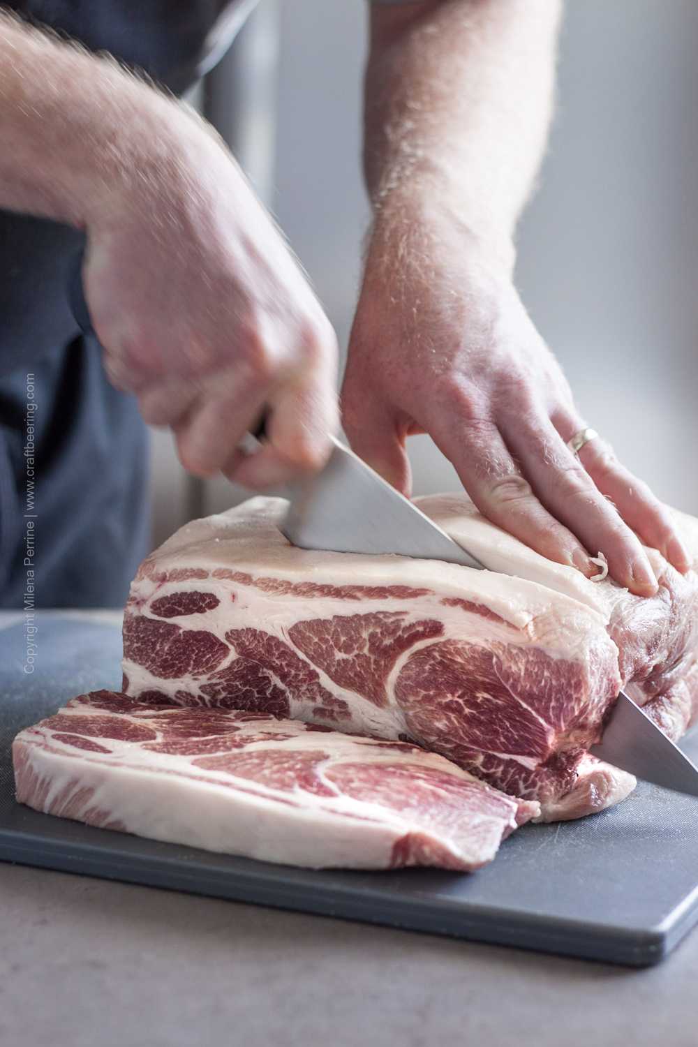 Wie man Steaks aus der Schweineschulter schneidet