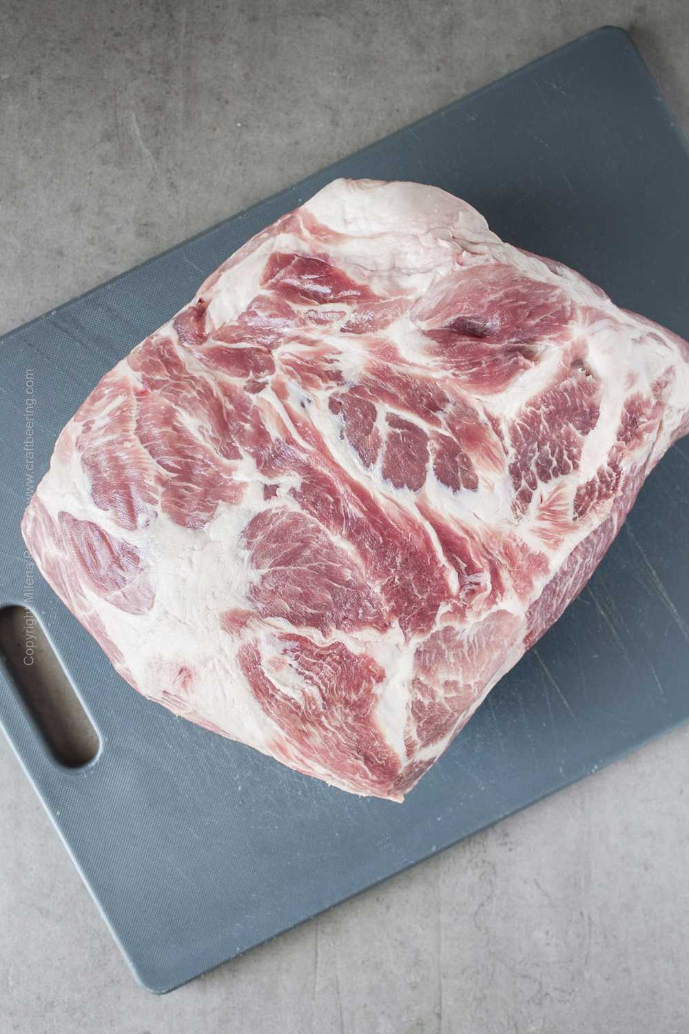 Rohes, steakfertiges Schweineschulterfleisch.