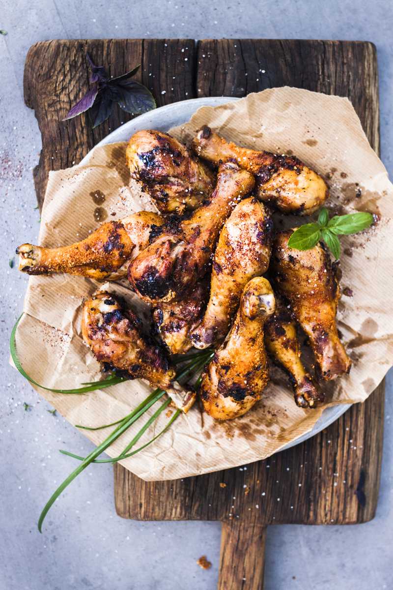 Grilled chicken drumsticks with dry rub