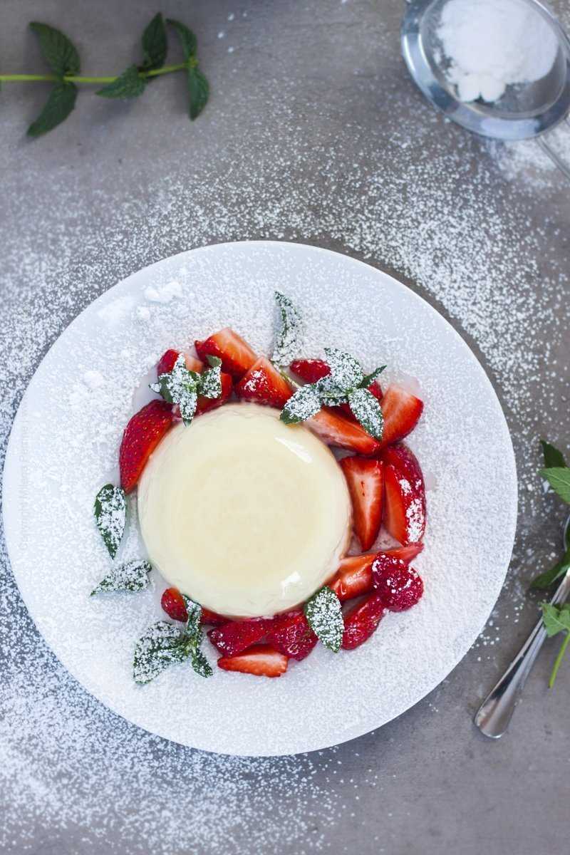 Bavarian cream with strawberries viewed from abovem 