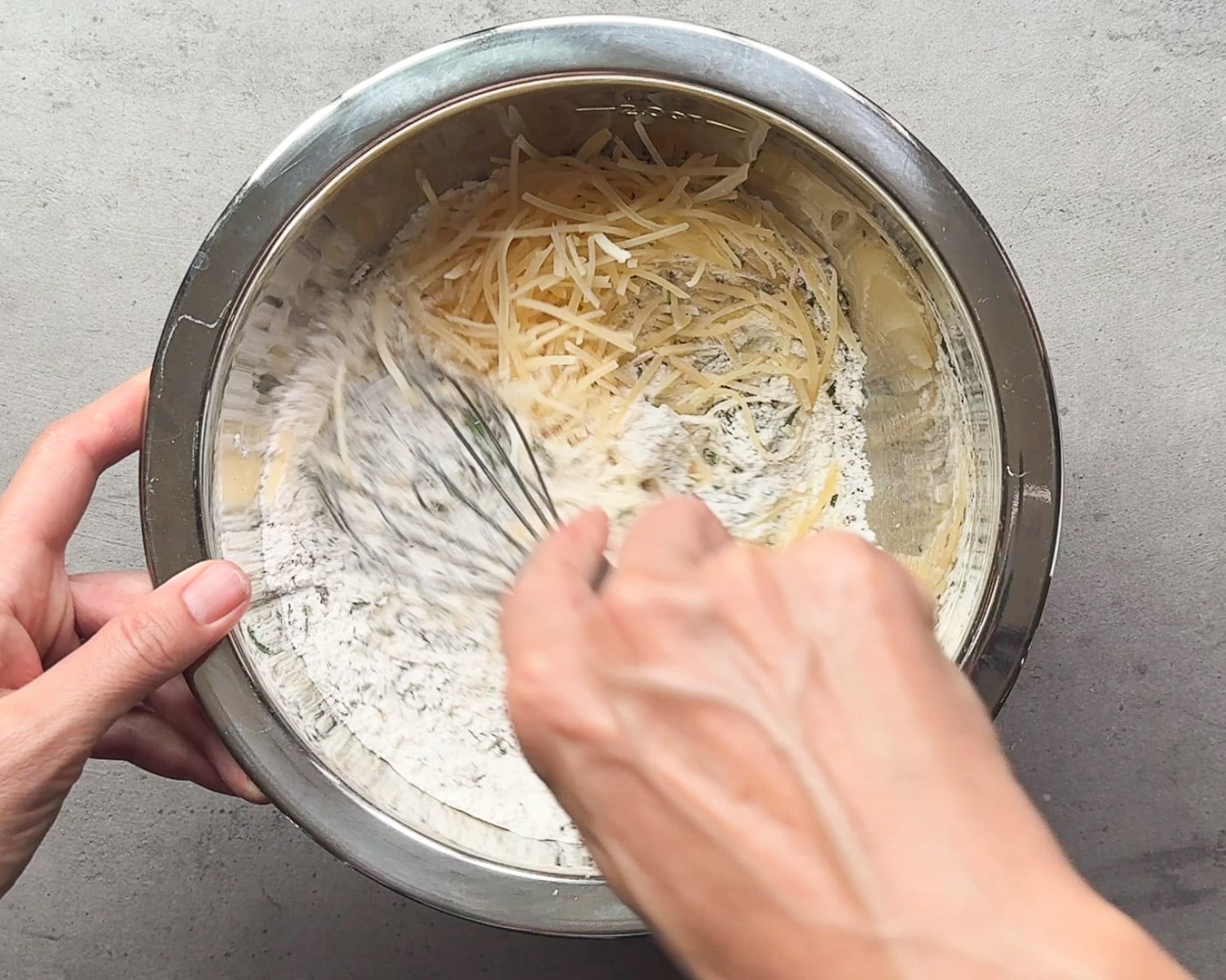 Whisk the dry ingredients in a bowl.